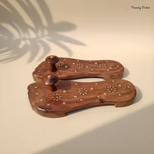 Heeled Foot Shape Wooden Khadau